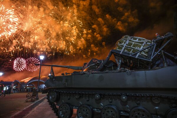 ألعاب نارية خلال مراسم ختام الألعاب العسكرية الدولية بياتلون الدبابات - 2018 في حقل ألابينو بضواحي موسكو - سبوتنيك عربي