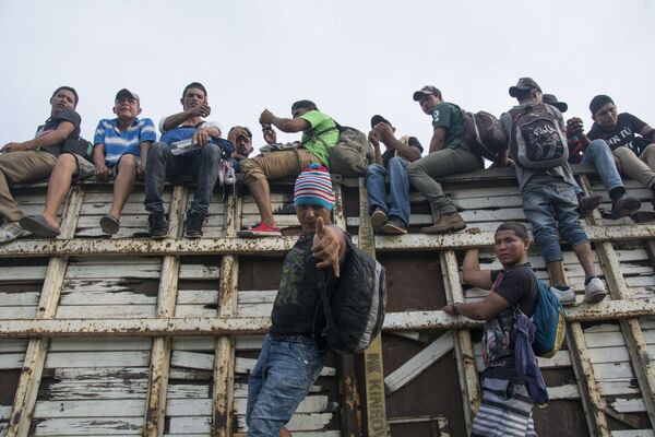 مهاجرون من هندوراس، ضمن قافلة المهاجرين واللاجئين، متوجهون من المكسيك إلى حدود الولايات المتحدة الأمريكية - سبوتنيك عربي
