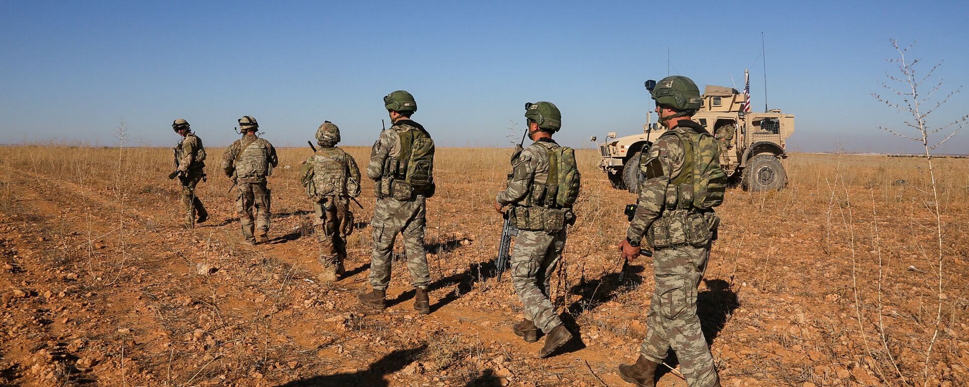 قوات الجيش الأمريكي والتركي خلال جولة تفقدية مشتركة خارج منبج، سوريا 1 نوفمبر/ تشرين الثاني 2018 - سبوتنيك عربي, 1920, 02.02.2022