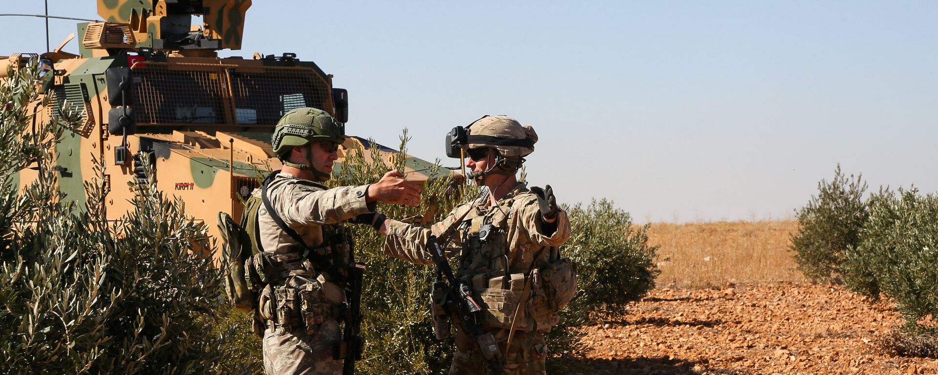 قوات الجيش الأمريكي والتركي خلال جولة تفقدية مشتركة خارج منبج، سوريا 1 نوفمبر/ تشرين الثاني 2018 - سبوتنيك عربي, 1920, 30.09.2021