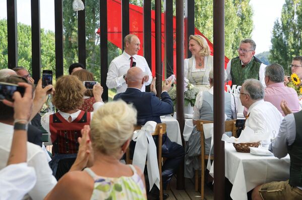 الرئيس الروسي فلاديمير بوتين يحضر حفل  زفاف وزيرة الخارجية النمسوية كارين كنايسل، النمسا 18 أغسطس/ آب 2018 - سبوتنيك عربي