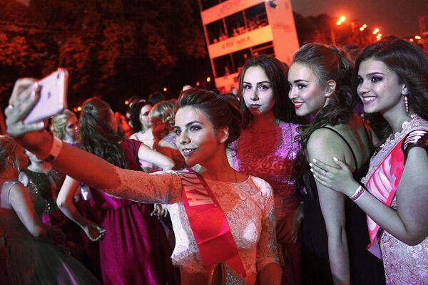 حفل تخرج تلاميذ المدارس في حديقة بارك غوركي في موسكو، روسيا - سبوتنيك عربي