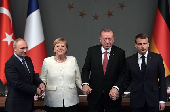 الرئيس الروسي فلاديمير بوتين، والرئيس التركي رجب طيب أردوغان، والمستشارة الألمانية أنغيلا ميركل، والرئيس الفرنس إيمانويل ماكرون أثناء المؤتمر الصحفي المشترك حول سوريا في مدينة اسطنبول، تركيا 27 أكتوبر/ تشرين الأول 2018 - سبوتنيك عربي