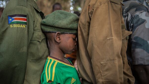 طفل من الجنود الذين تم الإفراج عنهم ينتظرون في طابور لتسجيلهم خلال حفل الإفراج في يامبيو جنوب السودان - سبوتنيك عربي