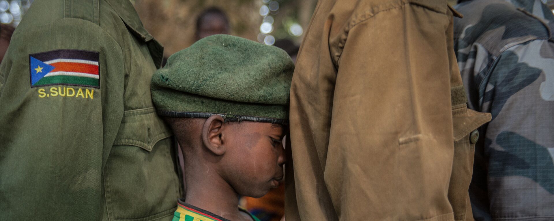 طفل من الجنود الذين تم الإفراج عنهم ينتظرون في طابور لتسجيلهم خلال حفل الإفراج في يامبيو جنوب السودان - سبوتنيك عربي, 1920, 15.08.2021