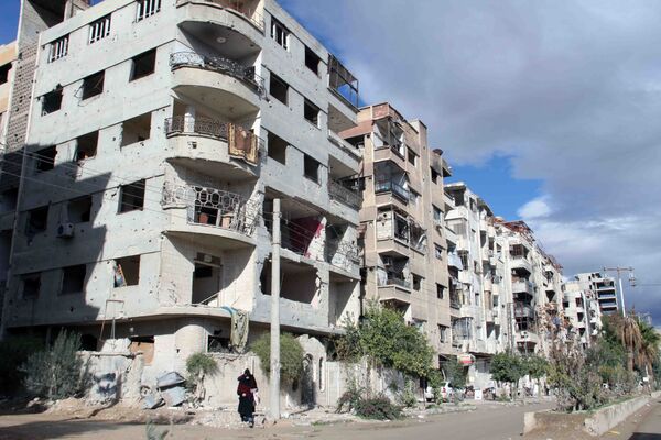 وفد فرنسي يجول في أقبية التعذيب والسجون التي خلفها إرهابيو دوما قرب دمشق وفد فرنسي يجول في أقبية التعذيب والسجون التي خلفها إرهابيو دوما قرب دمشق - سبوتنيك عربي