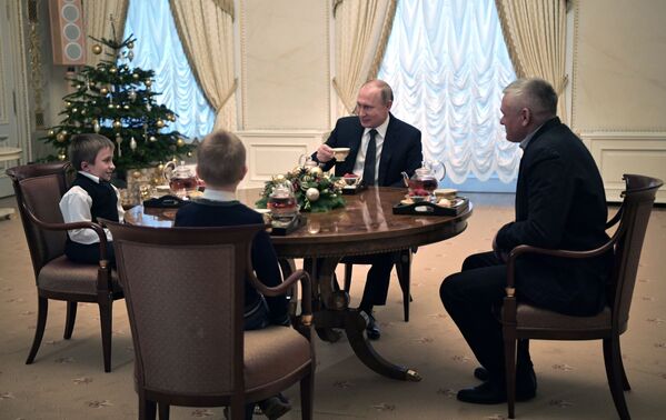 الرئيس فلاديمير بوتين يلتقي بالطفل أرتيوم باليانوف، من منطقة لينينغراد، المصاب بـ متلازمة لوبشتاين (تكون العظم الناقص)، الذي كان يحلم برؤية مدينة سان بطرسبورغ. - سبوتنيك عربي