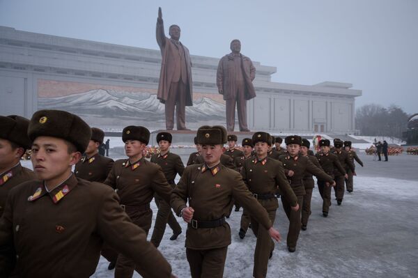 جنود الجيش الكوري الشمالي يستعدون لمراسم تكريم ذكرى الزعيمين السابقين كيم إل  سونغ وكين جونغ إل، خلال يوم الذكرى الوطني على تل مانسو، بيونغ يانغ، كوريا الشمالية 17 ديسمبر/ كانون الأول 2018 - سبوتنيك عربي