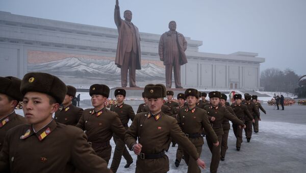 جنود الجيش الكوري الشمالي يستعدون لمراسم تكريم ذكرى الزعيمين السابقين كيم إل  سونغ وكين جونغ إل، خلال يوم الذكرى الوطني على تل مانسو، بيونغ يانغ، كوريا الشمالية 17 ديسمبر/ كانون الأول 2018 - سبوتنيك عربي