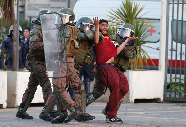 الشرطة التشيلية تلقي القبض على أحد المتظاهرين في فالبارايسو، تشيلي 18 ديسمبر/ كانون الأول 2018 - سبوتنيك عربي