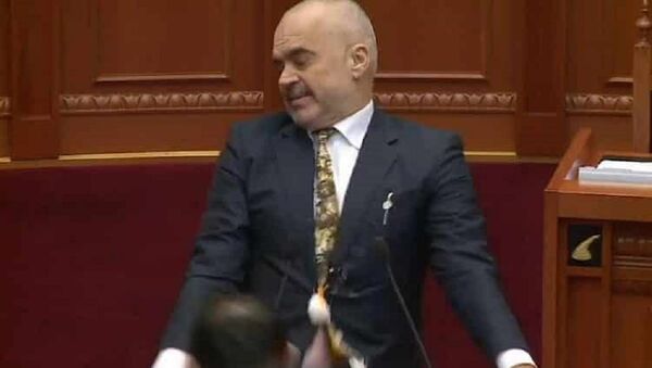 تعرض رئيس الوزراء ألبانيا للقذف بالبيض تحت قبة البرلمان - سبوتنيك عربي