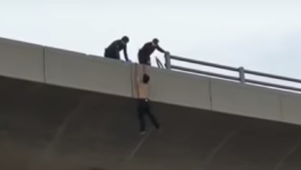 بالفيديو... الأمن السعودي يتمكن من إنقاذ شاب حاول الانتحار - سبوتنيك عربي