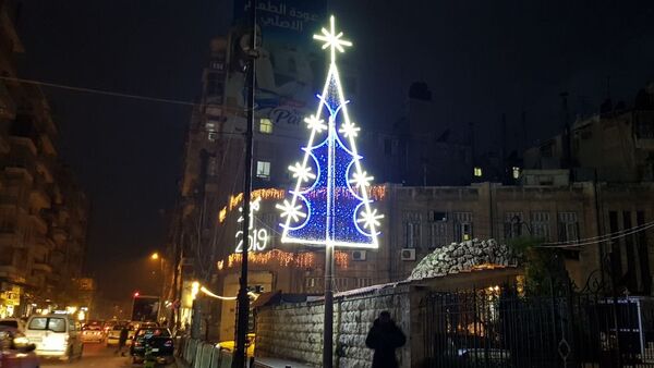 شجرة الميلاد تتزين في شوارع حلب في الذكرى الثانية لتحريرها من داعش - سبوتنيك عربي