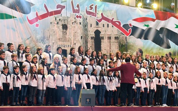 جوقة أطفال في الاحتفال بالذكرى الثانية لتحرير حلب من المسلحين - سبوتنيك عربي