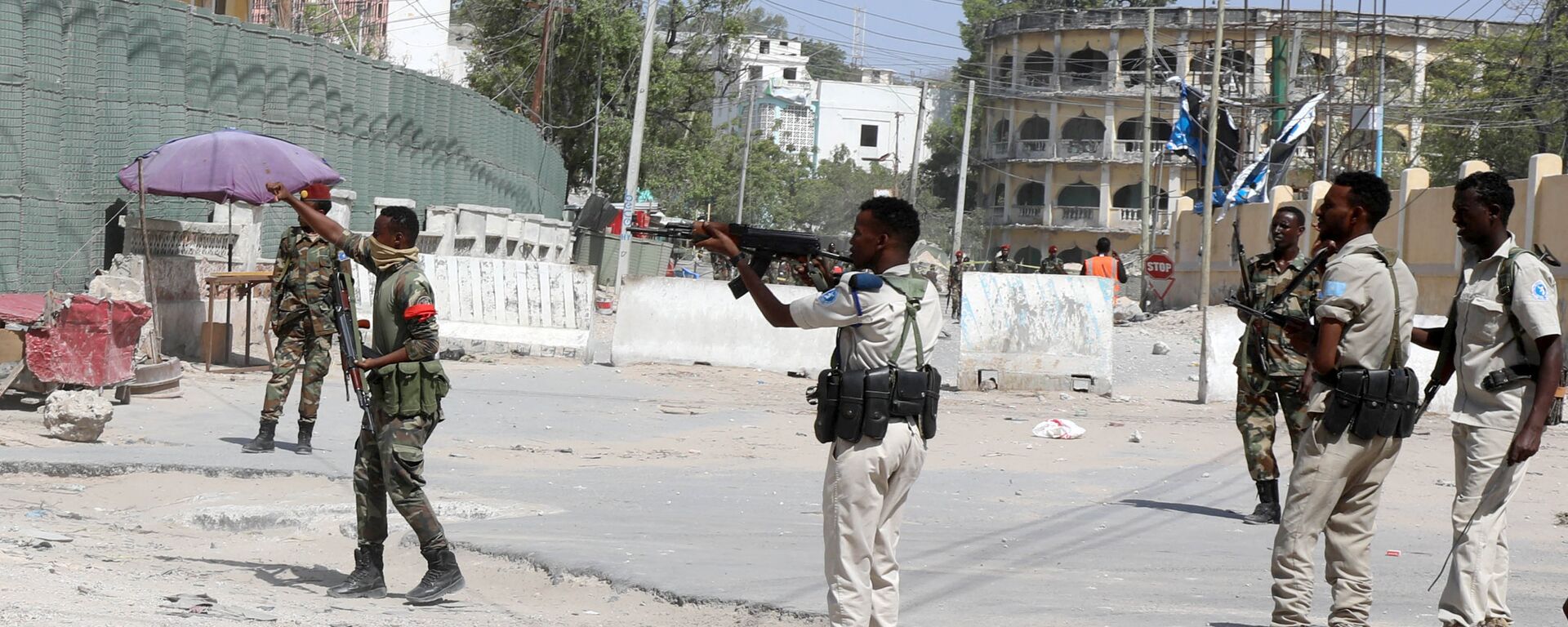 قوات الأمن الصومالية تؤمن الشارع بالقرب من موقع انفجار في مقديشو - سبوتنيك عربي, 1920, 26.04.2021