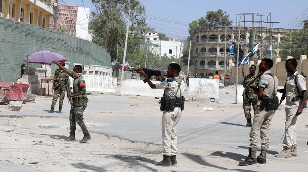 قوات الأمن الصومالية تؤمن الشارع بالقرب من موقع انفجار في مقديشو - سبوتنيك عربي