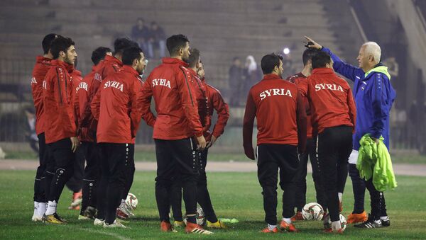 المنتخب السوري لكرة القدم مع مدربة الألماني  بيرند شتانغه - سبوتنيك عربي