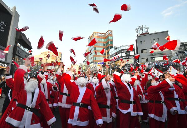 متطوعون في أزياء سانتا كلوز قبل تقديم الهدايا للأسر الفقيرة في سيول، كوريا الجنوبية - سبوتنيك عربي