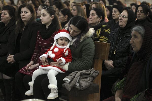 مسيحيون عراقيون خلال قداس عيد الميلاد في مدينة قراقوش، العراق - سبوتنيك عربي