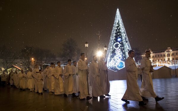 الكهنة خلال قداس عيد الميلاد في ليتوانيا - سبوتنيك عربي