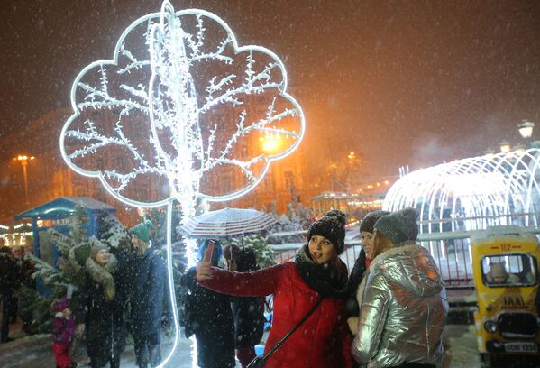 الأوكرانيين وضيوف كييف يحتفلون بعيد الميلاد الكاثوليكي على ساحة صوفيا - سبوتنيك عربي