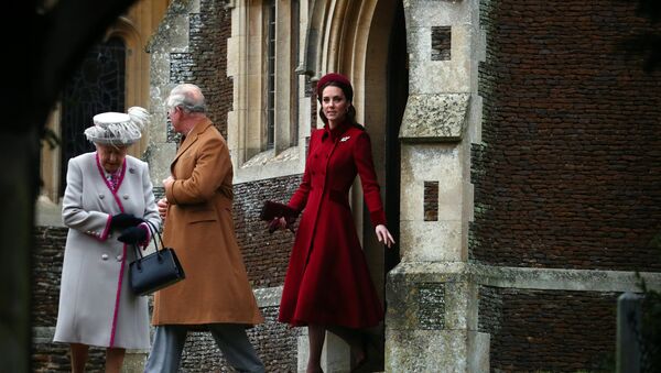 ملكة بريطانيا إليزابيث الثانية والأمير تشارلز وكيت ميدلتون يغادرون كنيسة القديسة مريم المجدلية في ساندرينجهام بشرق انجلترا - سبوتنيك عربي