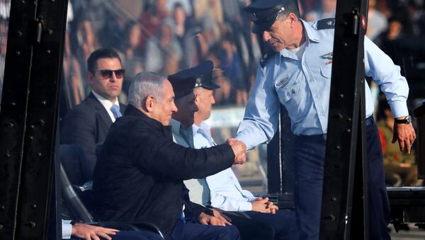 نتنياهو في إحدى القواعد الجوية الإسرائيلية - سبوتنيك عربي