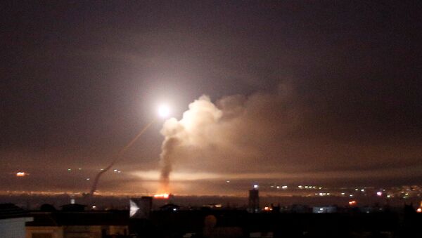 إطلاق نار صاروخي تمت مشاهدة في دمشق 10 مايو 2018 - سبوتنيك عربي