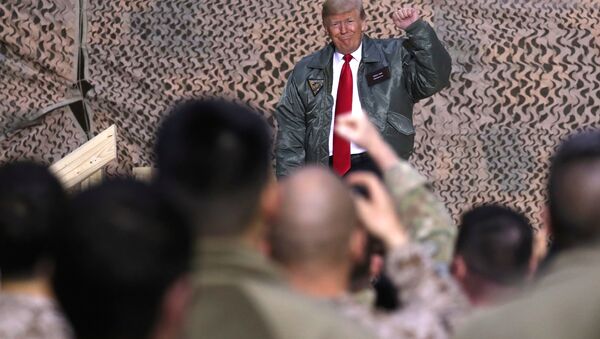 الرئيس الأمريكي دونالد ترامب خلال زيارة قاعدة الأسد الجوية في العراق - سبوتنيك عربي
