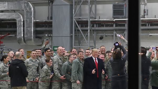 الرئيس الأمريكي دونالد ترامب يلتقط صورة مع القوات الأمريكية في قاعدة رامشتاين الجوية في ألمانيا - سبوتنيك عربي