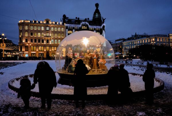 عيد الميلاد على الساحة بالقرب من كاتدرائية قازان في سانت بطرسبورغ - سبوتنيك عربي