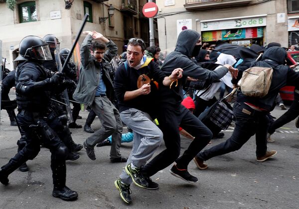متظاهرون يشتبكون مع الشرطة خلال احتجاج ضد اجتماع مجلس وزراء إسبانيا في برشلونة، 21 ديسمبر/كانون الأول 2018 - سبوتنيك عربي