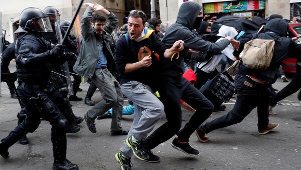Столкновение демонстрантов с полицией во время протеста против заседания Кабинета министров Испании в Барселоне - سبوتنيك عربي