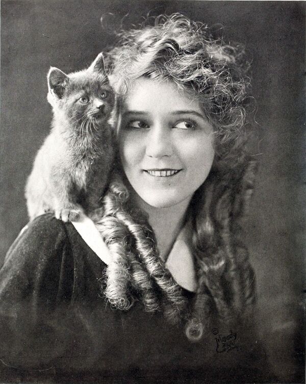 الممثلة الأمريكية للفيلم الصامت ماري بيكفورد، عام 1916 - سبوتنيك عربي