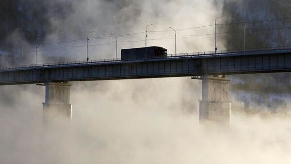 شاحنة على جسر في تعبر نهر ينيسي ديسمبر - سبوتنيك عربي