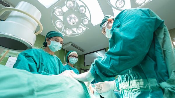 شاهد معركة شرسة بين طبيبين أثناء عملية جراحية لمريض - سبوتنيك عربي