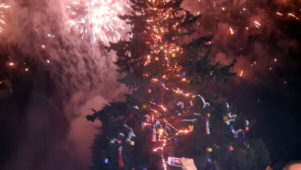 جرحى الحرب وأطفال الشهداء يضيئون أكبر شجرة طبيعية لعيد الميلاد في سوريا - سبوتنيك عربي