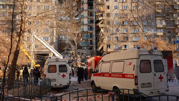 أنقاض المبنى السكني المنهار بسبب انفجار الغاز في ماغنيتاغورسك - سبوتنيك عربي