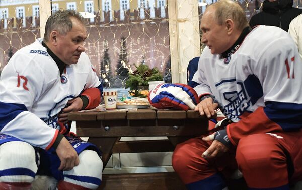 الرئيس الروسي فلاديمير بوتين مع وزير الدفاع الروسي سيرغي شويغو خلال مباراة الهوكي في موسكو - سبوتنيك عربي