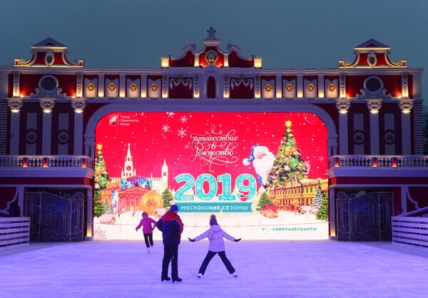 زوار مهرجان رحلة إلى عيد الميلاد في ساحة نوفوبوشكينسكي في موسكو - سبوتنيك عربي