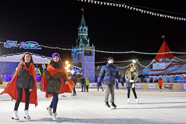 الزوار خلال افتتاح حلبة التزلج في الساحة الحمراء في موسكو - سبوتنيك عربي