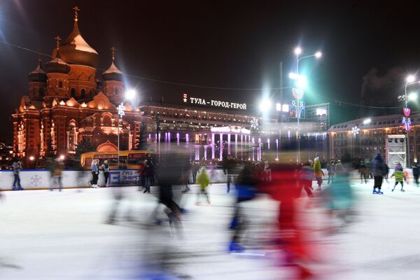 حلبة تزلج على ساحة لينين في مدينة تولا الروسية - سبوتنيك عربي