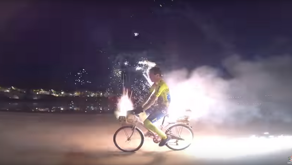 إيطالي يشعل دراجته بالألعاب النارية - سبوتنيك عربي