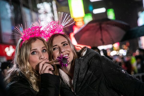 سكان مدينة نيويورك الأمريكية يحتفلون بقدوم السنة الجديدة - سبوتنيك عربي