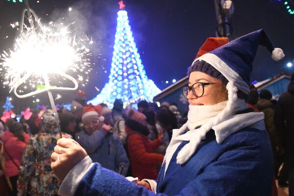 فتاة تحتفل بقدوم السنة الجديدة في مدينة نوفوسيبيرسك الروسية - سبوتنيك عربي