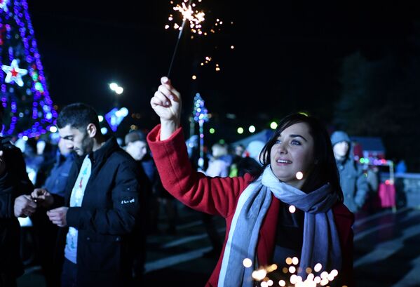 فتاة تحتفل بعيد رأس السنة 2019 في مدينة يالتا، شبه جزيرة القرم - سبوتنيك عربي