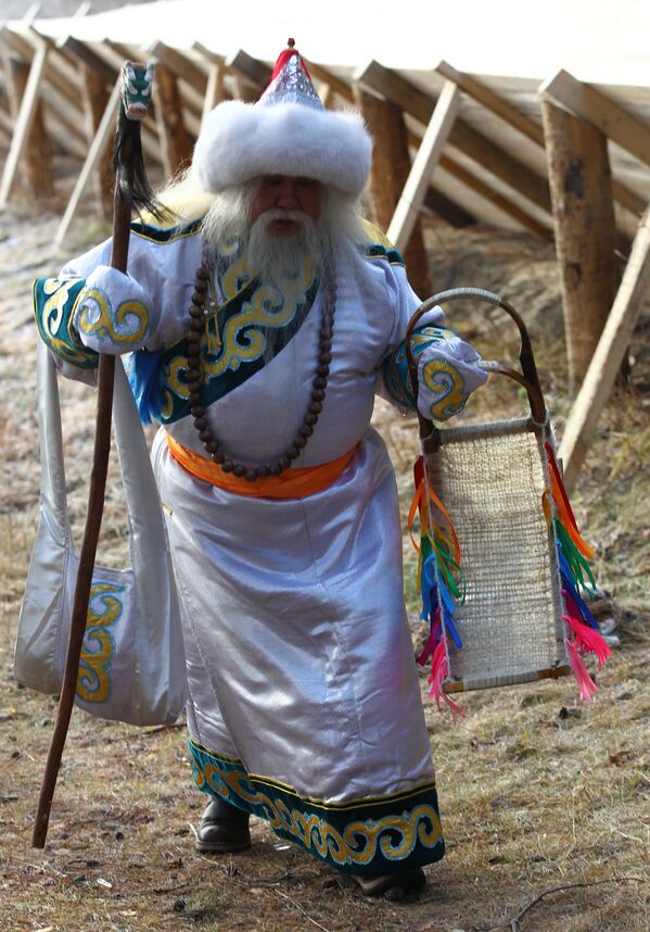 بابا نويل من بورياتيا، المنطقة الفيدرالية السيبيرية، خلال الاحتفال برأس السنة في مدينة فيليكي أوستيوغ في منطقة فولوغدا - سبوتنيك عربي