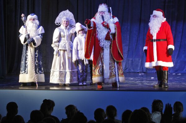 بابا نويل الروسي والإستوني خلال الاحتفال برأس السنة في فيبورغ، منطقة لينينغراد - سبوتنيك عربي