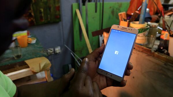 سوداني يحاول الدخول إلى منصات التواصل الاجتماعي المحظورة في الخرطوم - سبوتنيك عربي