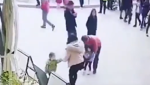 رجل يحاول خطف طفلة من والديها - سبوتنيك عربي
